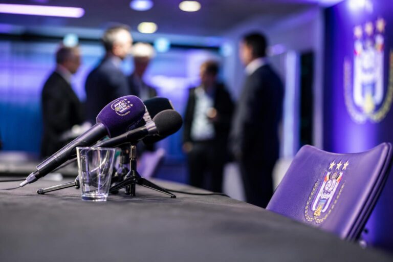 Persmoment rond de aanstelling van Vítor Bruno bij RSC Anderlecht zonder herkenbare gezichten
