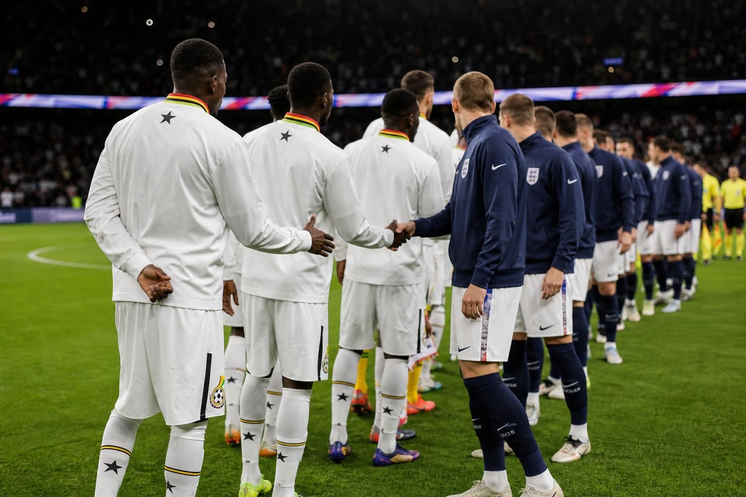 Spelers van Engeland en Ghana tijdens een beladen begroetingsmoment voor de WK-wedstrijd