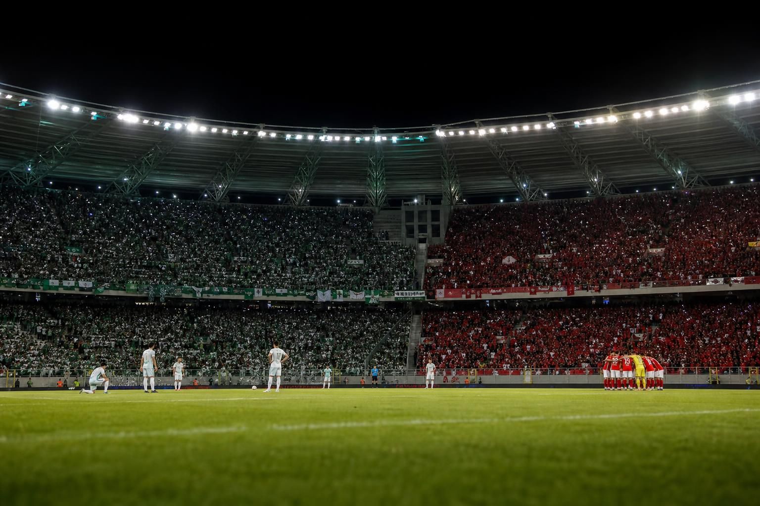 Spannende stadionsfeer rond een beslissende groepswedstrijd tussen Algerije en Oostenrijk
