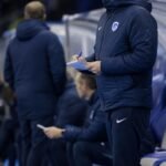 Een gespannen stafmoment bij KRC Genk in een wedstrijdomgeving