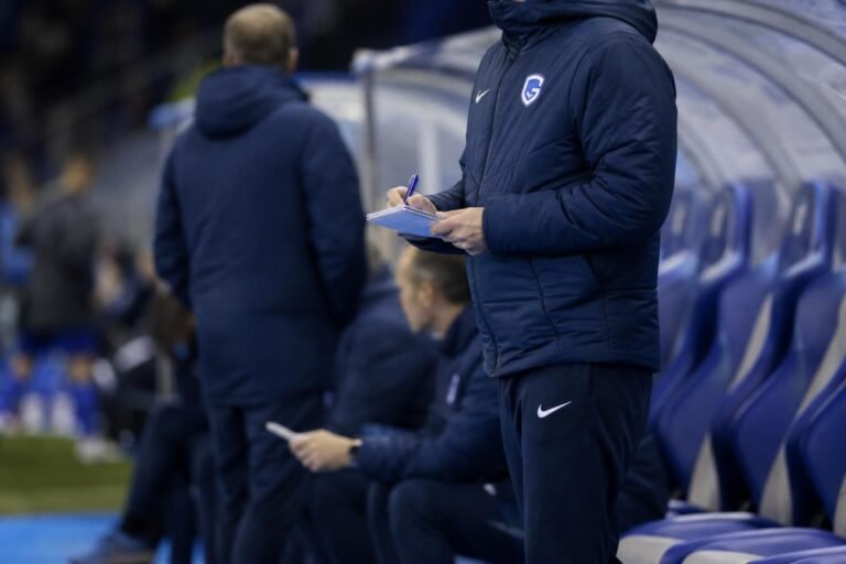 Een gespannen stafmoment bij KRC Genk in een wedstrijdomgeving