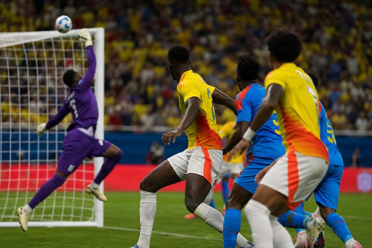 Spelmoment uit Colombia tegen DR Congo op het WK