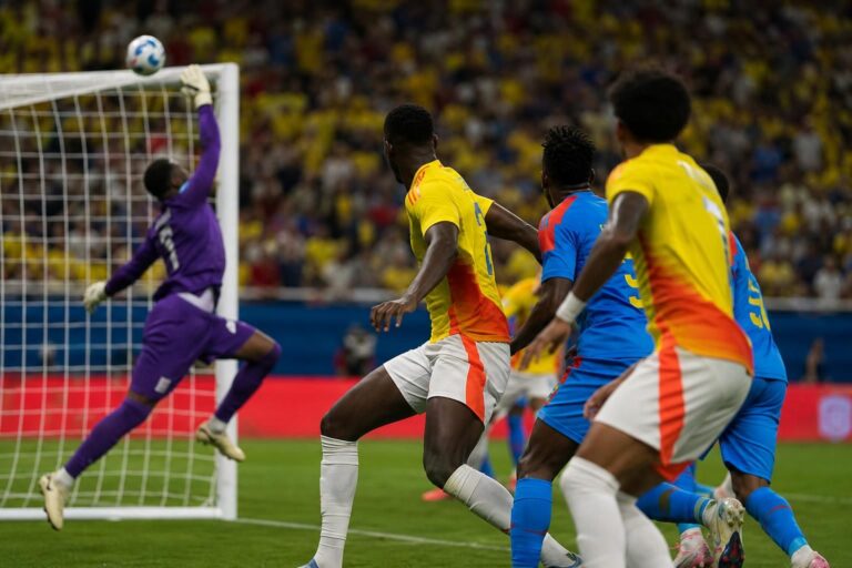 Spelmoment uit Colombia tegen DR Congo op het WK