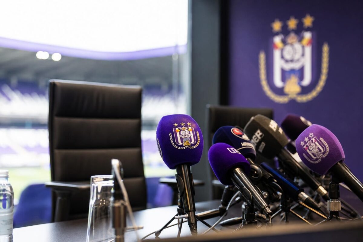 Persmoment bij RSC Anderlecht rond de voorstelling van Vitor Bruno als trainer