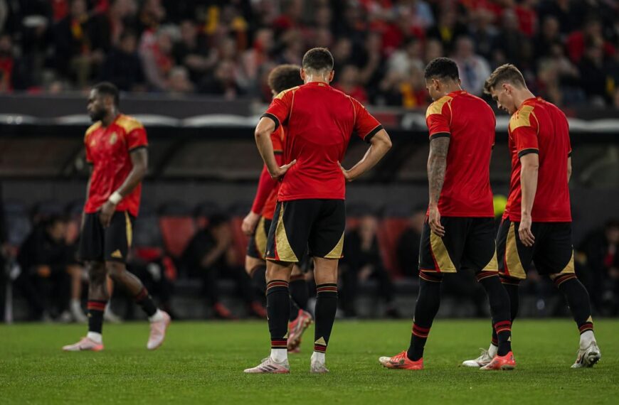 Gespannen wedstrijdsfeer rond de Rode Duivels in een cruciale groepsmatch