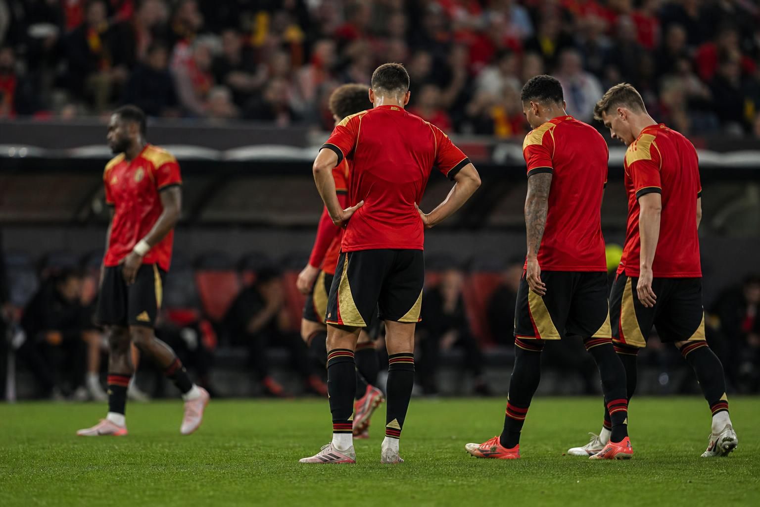Gespannen wedstrijdsfeer rond de Rode Duivels in een cruciale groepsmatch