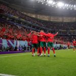Marokkaanse spelers vieren een doelpunt op het WK in een vol stadion