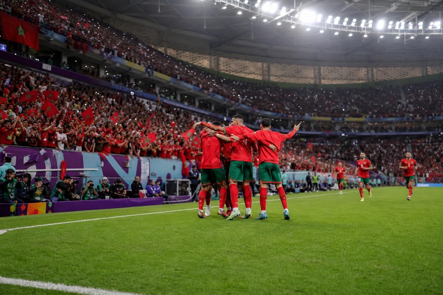 Marokkaanse spelers vieren een doelpunt op het WK in een vol stadion