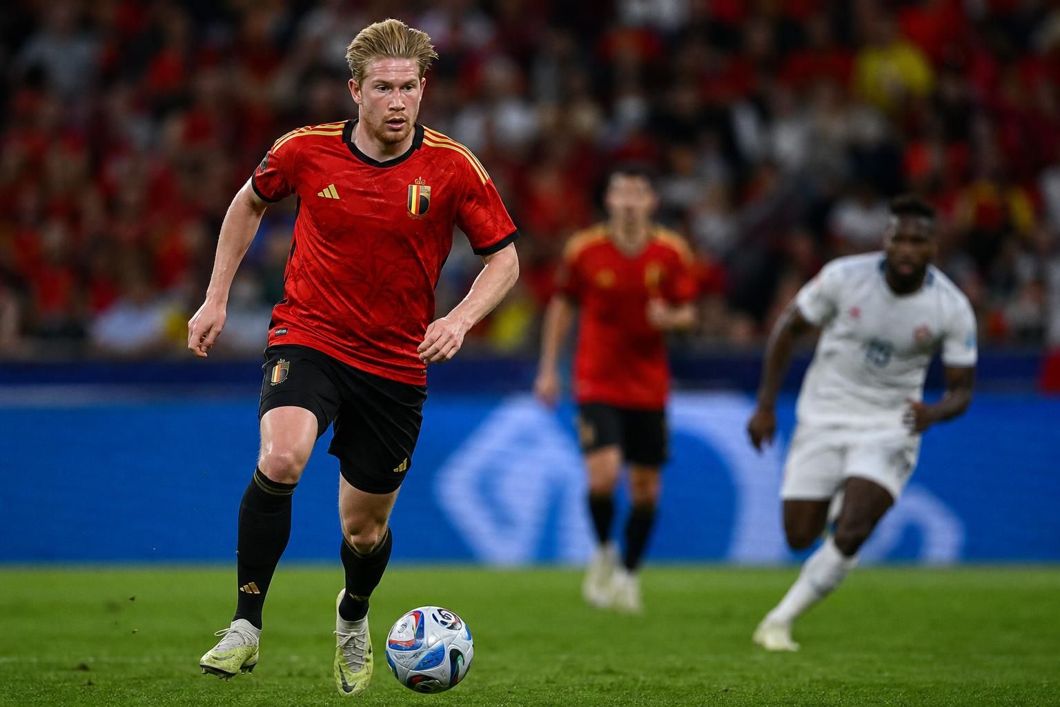 Kevin De Bruyne in een gespannen wedstrijdcontext bij de Rode Duivels.