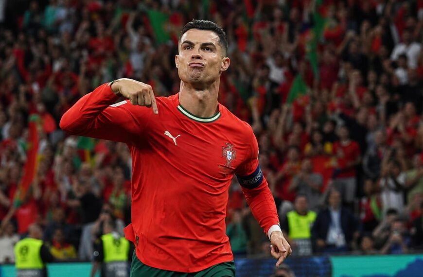 Cristiano Ronaldo viert een doelpunt voor Portugal op het WK