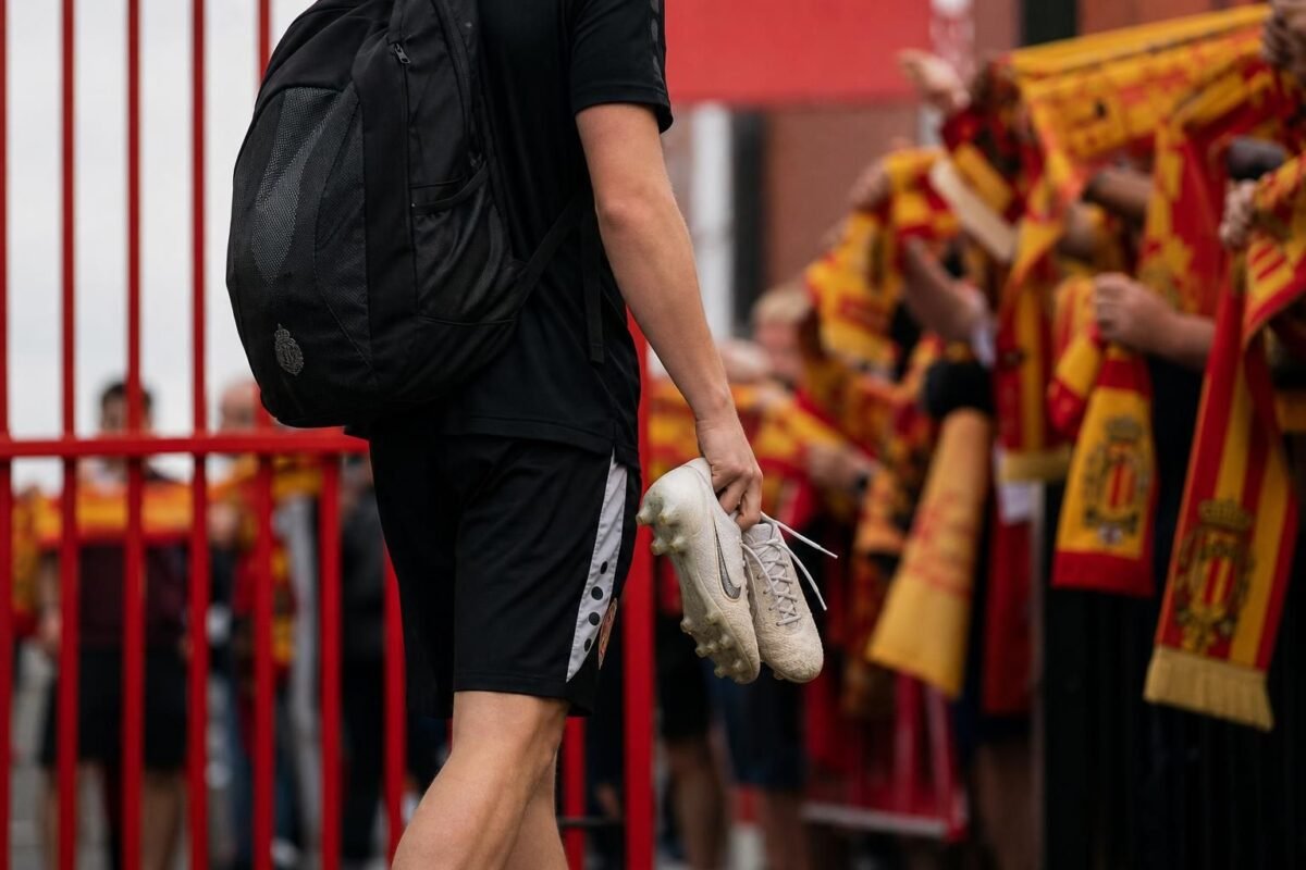 Benito Raman in de kleuren van KV Mechelen tijdens een voetbalwedstrijd