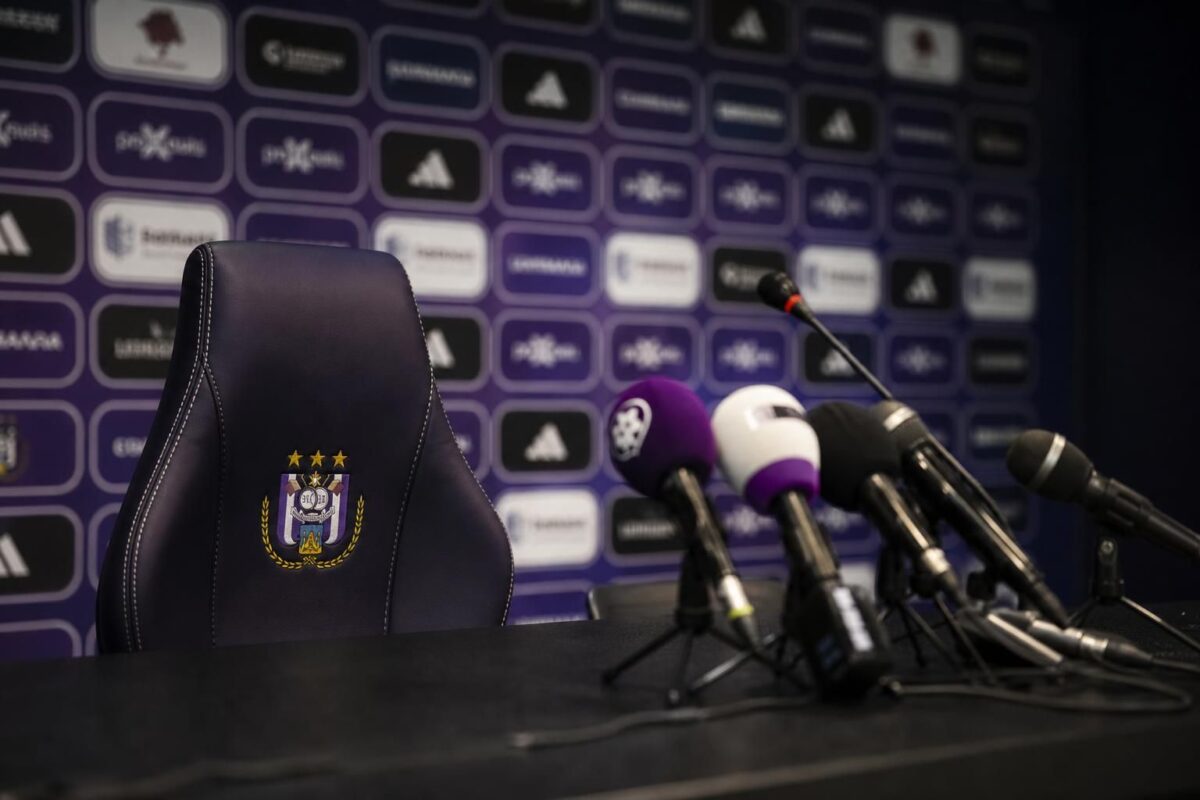 Persmoment in Anderlecht-sfeer rond de aanstelling van Victor Bruno