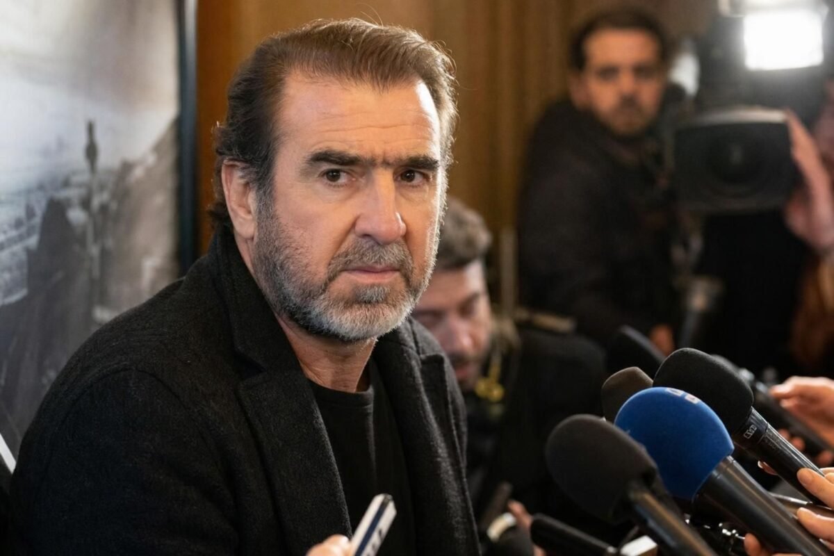 Eric Cantona tijdens een persmoment rond voetbal en zijn documentaire