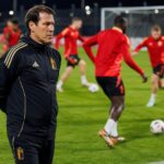 Rudi Garcia kijkt geconcentreerd toe tijdens een scherpe training van de Rode Duivels.