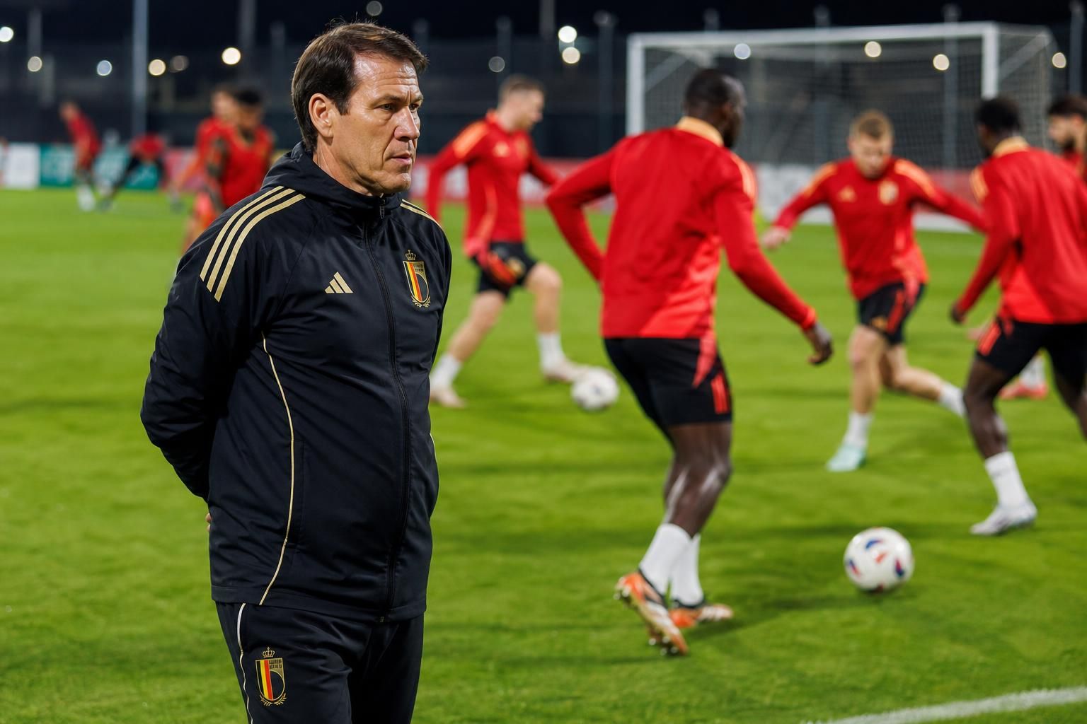 Rudi Garcia kijkt geconcentreerd toe tijdens een scherpe training van de Rode Duivels.