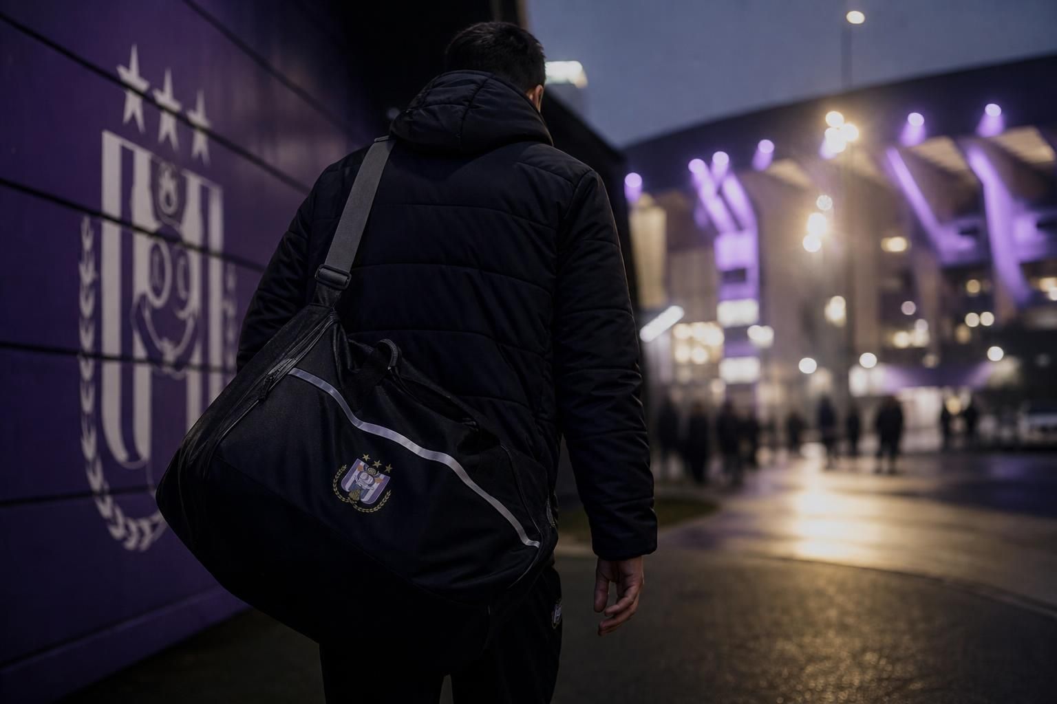 Transfercontext rond RSC Anderlecht met focus op spanning en clubomgeving zonder herkenbare gezichten