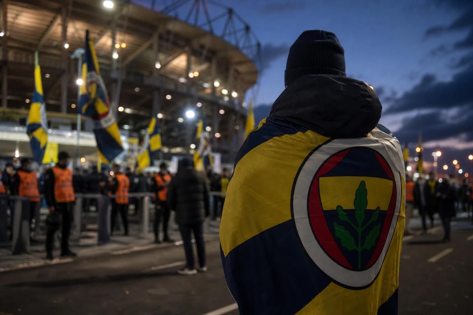 Transfercontext rond Wout Faes en de interesse van Fenerbahçe