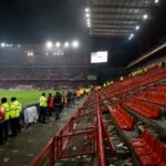 Lege tribunes en veiligheidsstewards rond een gespannen Waalse derby-sfeer op Sclessin