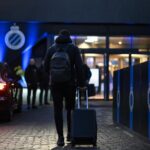 Transfercontext rond Club Brugge met jonge talenten aan een stadionomgeving zonder herkenbare gezichten