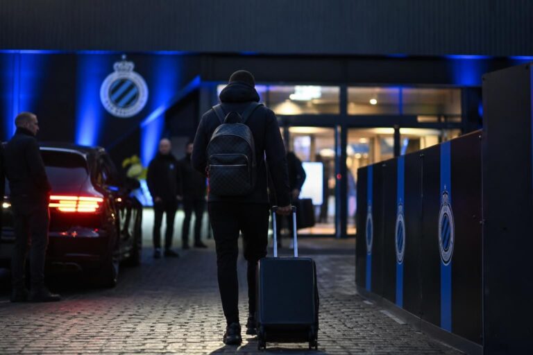 Transfercontext rond Club Brugge met jonge talenten aan een stadionomgeving zonder herkenbare gezichten