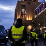 Transfercontext rond Bologna met stadionomgeving en gespannen zomerse voetbalsfeer zonder herkenbare gezichten
