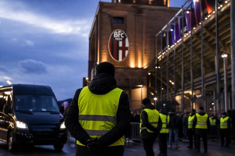 Transfercontext rond Bologna met stadionomgeving en gespannen zomerse voetbalsfeer zonder herkenbare gezichten