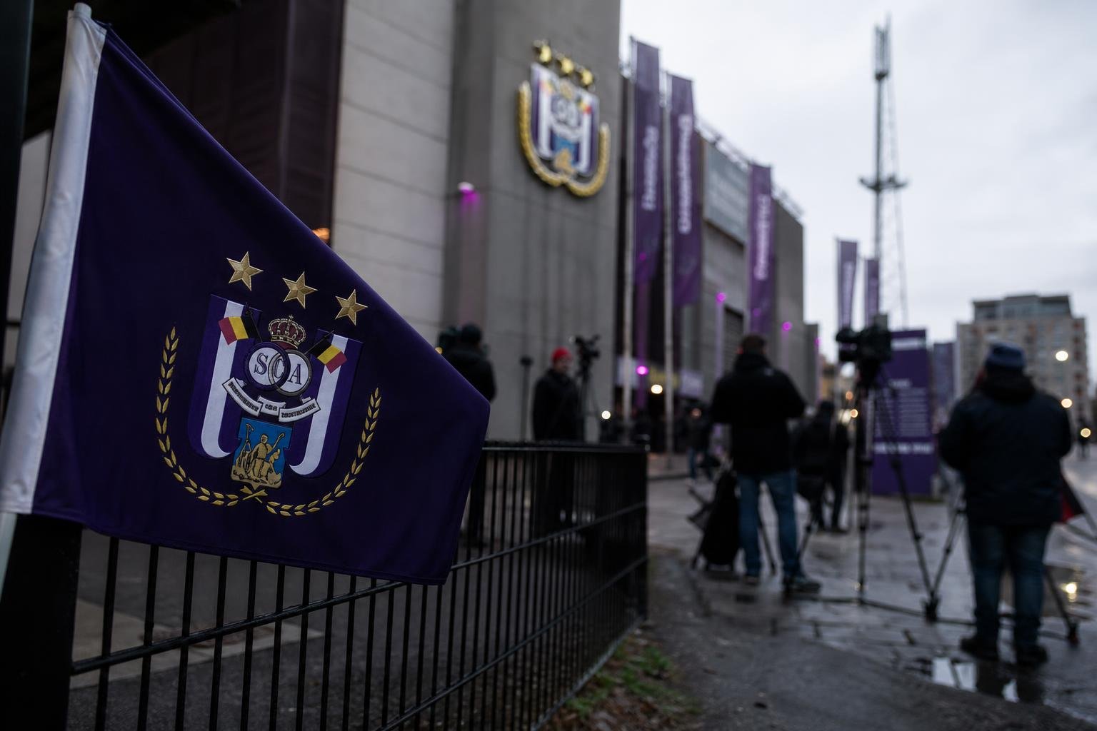 Sfeerbeeld van Lotto Park rond Anderlecht tijdens een gespannen transferzomer
