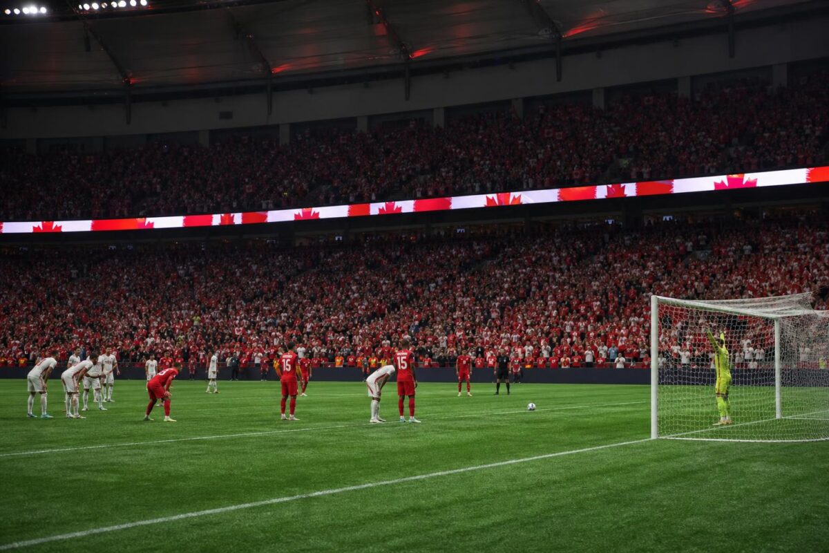 Spannende wedstrijdsfeer tussen Canada en Zwitserland in BC Place tijdens het WK 2026