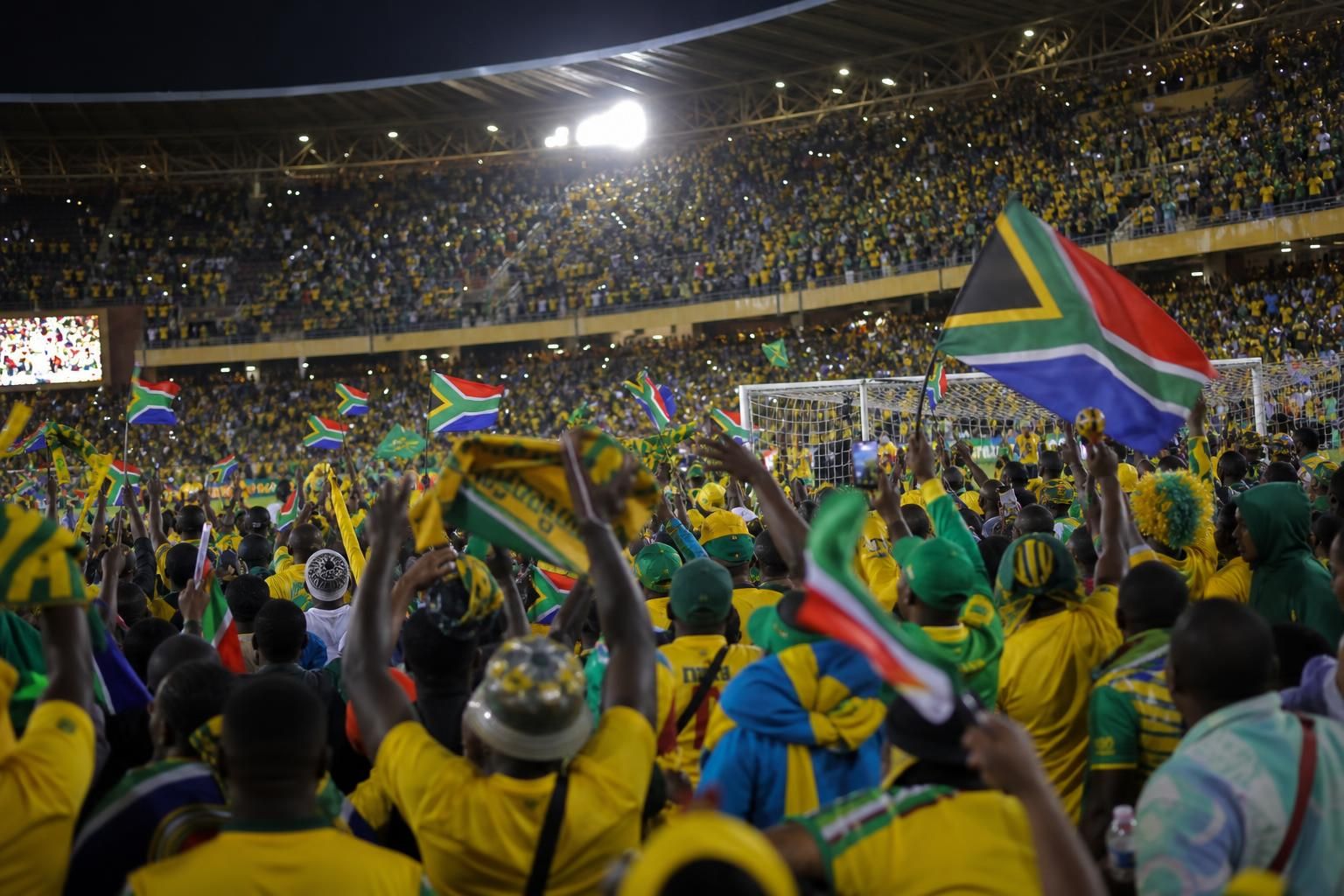 Zuid-Afrikaanse supporters vieren in het stadion tijdens het WK