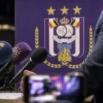 Persmoment rond RSC Anderlecht met transferdruk en microfoons zonder herkenbare gezichten