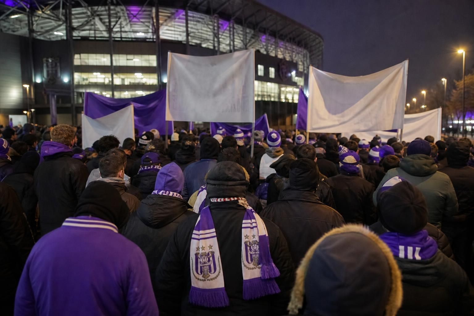 Gespannen supporterssfeer rond het Lotto Park bij RSC Anderlecht