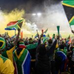 Zuid-Afrikaanse supporters vieren de historische WK-kwalificatie onder Hugo Broos