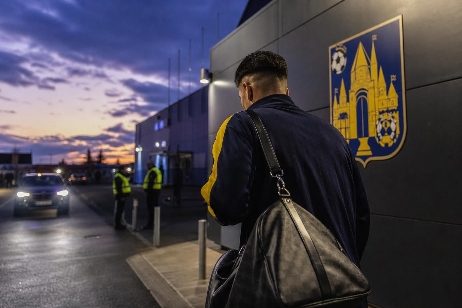Transfercontext rond KVC Westerlo met stadionomgeving en gespannen mercato-sfeer.