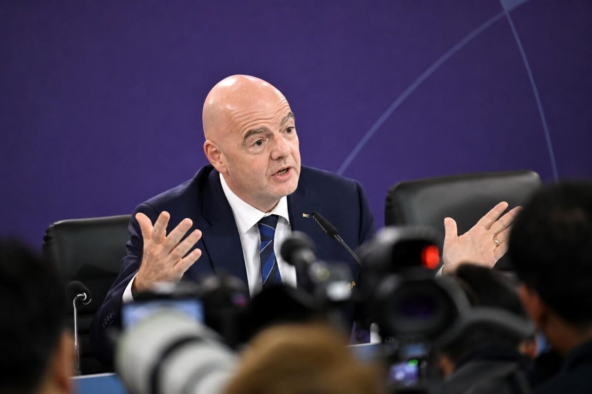 Gianni Infantino tijdens een persmoment over de WK-drinkpauzes