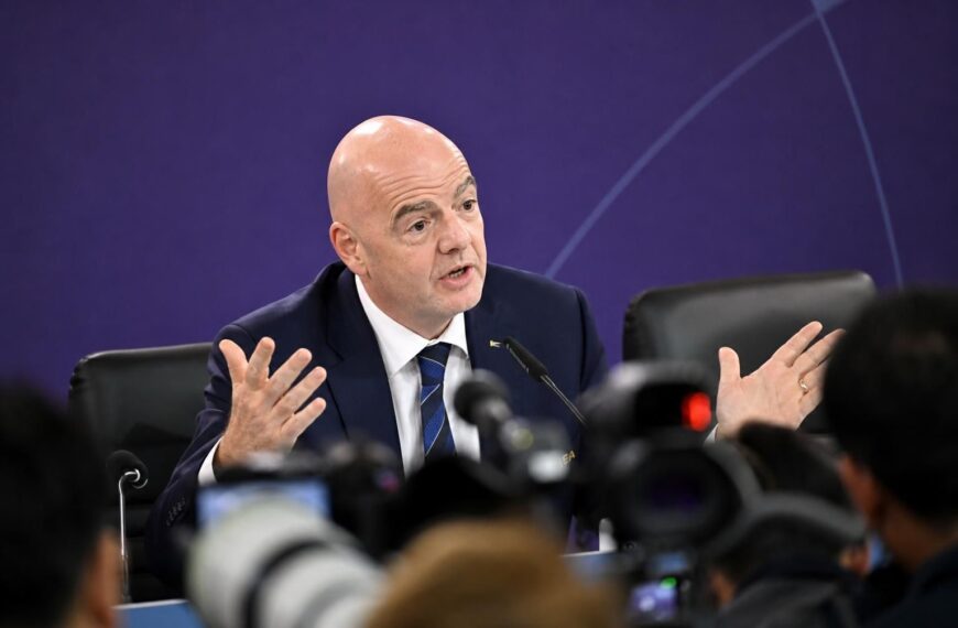 Gianni Infantino tijdens een persmoment over de WK-drinkpauzes