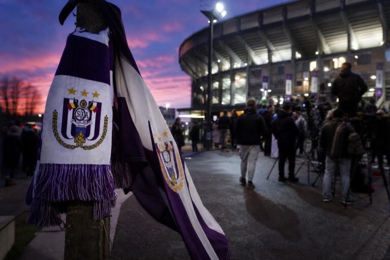 Transfercontext rond RSC Anderlecht met paars-witte stadionomgeving