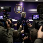 Persmoment in paars-witte Anderlecht-sfeer rond transfervragen over Romelu Lukaku
