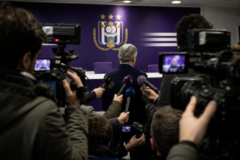 Persmoment in paars-witte Anderlecht-sfeer rond transfervragen over Romelu Lukaku