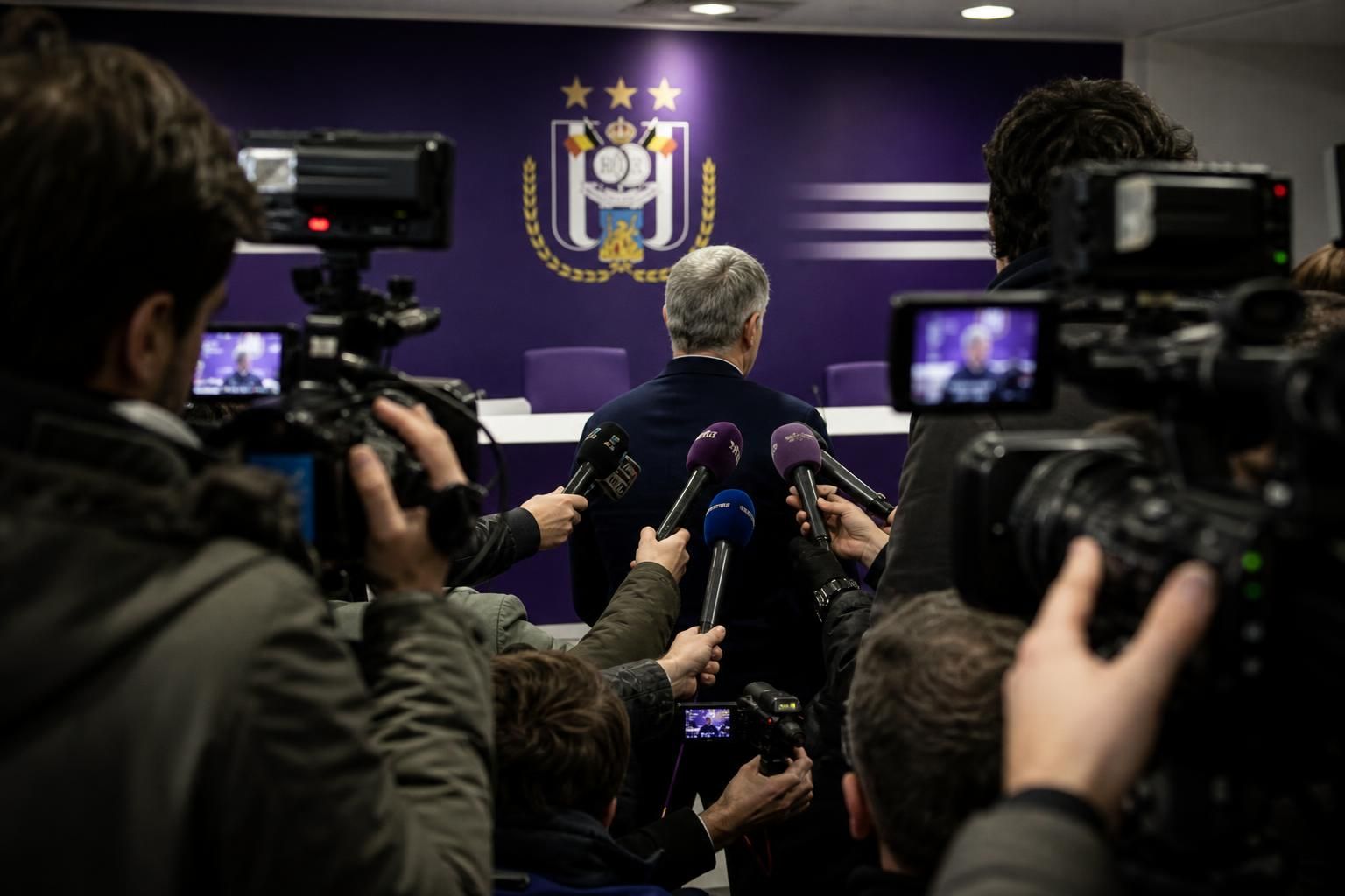 Persmoment in paars-witte Anderlecht-sfeer rond transfervragen over Romelu Lukaku
