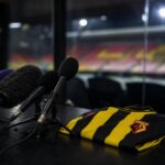 Sfeerbeeld van een gespannen voetbalpersmoment rond een disciplinaire zaak.