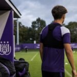 Sfeerbeeld van een Anderlecht-context rond een speler die opnieuw voor zijn kans wil gaan, zonder herkenbare gezichten.