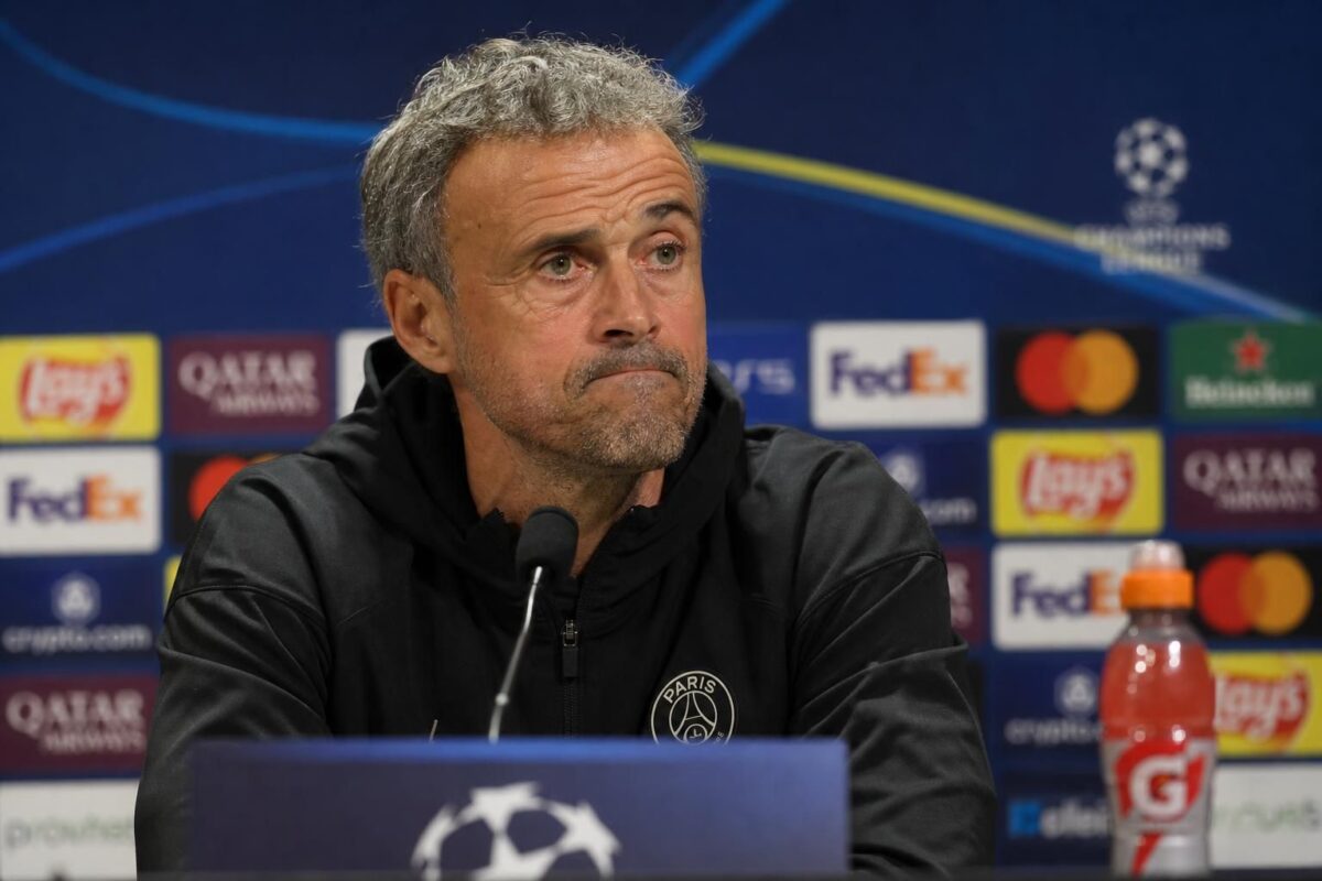 Luis Enrique in PSG-context tijdens een gespannen moment rond Europese ambities