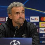 Luis Enrique in PSG-context tijdens een gespannen moment rond Europese ambities