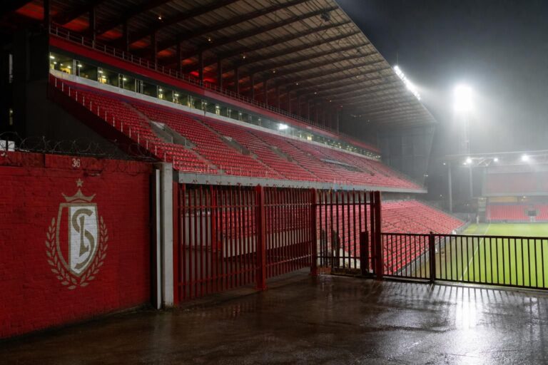 Lege tribunes op Sclessin na de sancties voor Standard Luik rond de Waalse derby