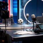 Sporttalkshowstudio met camera's en microfoons rond een voetbalgerichte uitzending