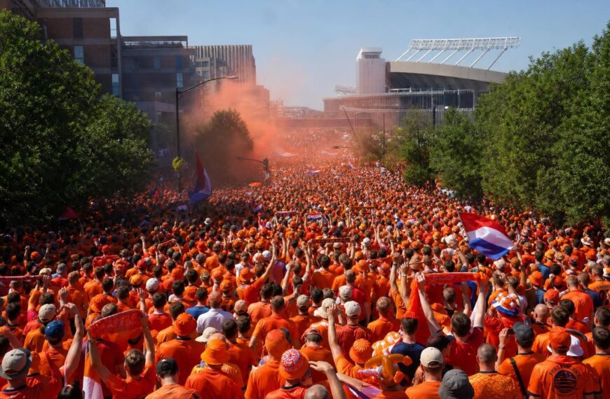 Oranje-supporters trekken massaal door Kansas City richting het stadion op het WK 2026