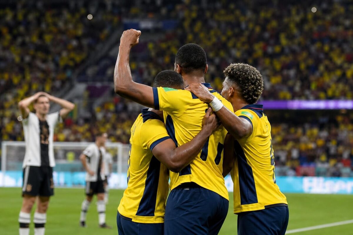 Ecuador viert een belangrijk WK-doelpunt tegen Duitsland in een vol stadion
