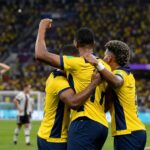 Ecuador viert een belangrijk WK-doelpunt tegen Duitsland in een vol stadion