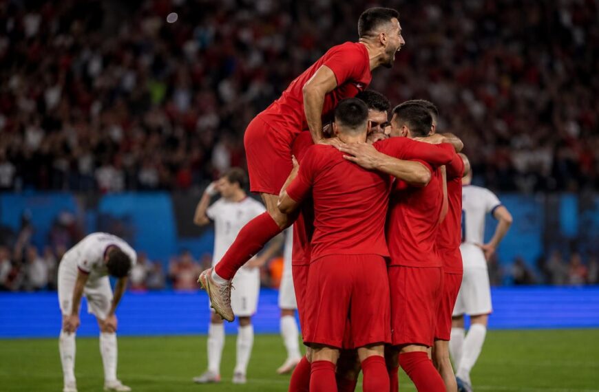 Turkse spelers vieren een late WK-treffer tegen de Verenigde Staten zonder herkenbare gezichten