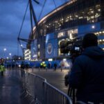 Transfercontext rond Manchester City met camera's aan een stadioningang